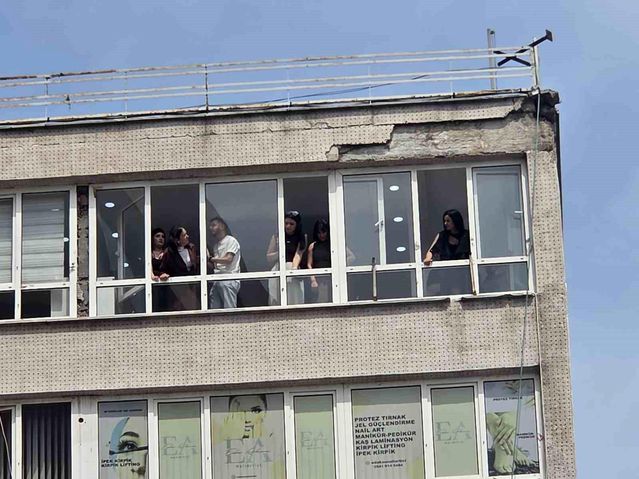 Samsun'da Dış Cephe Sıvası Düştü: 2 Yaralı
