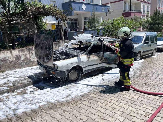 Samsun'da Park Halindeki Araç Alev Aldı