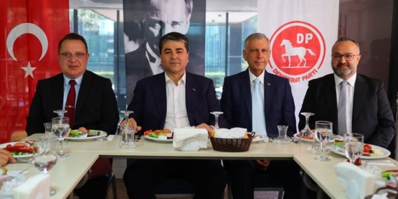 Uysal'dan Demokrasi Vurgusu