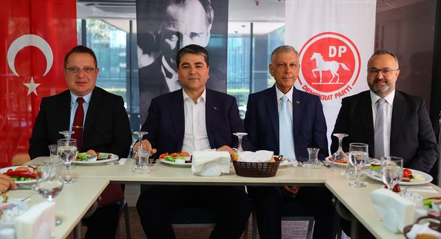 Uysal'dan Demokrasi Vurgusu