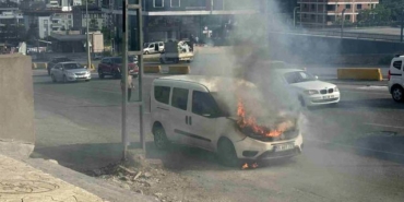Vatandaşlar kovalarla su taşıdı, araç yanmaktan kurtuldu