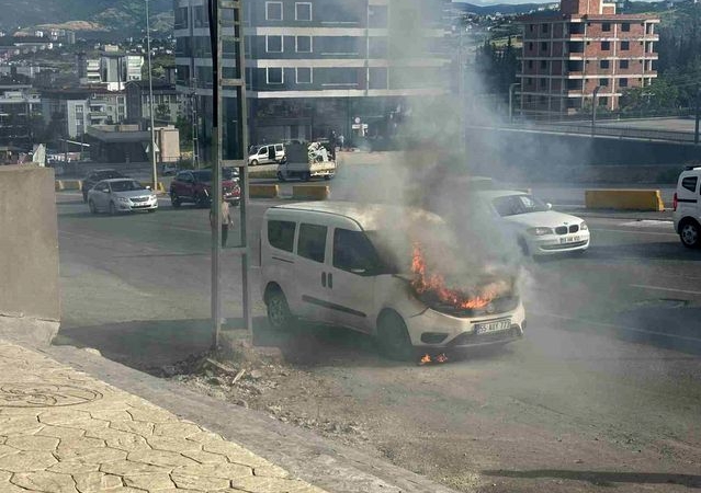 Vatandaşlar kovalarla su taşıdı, araç yanmaktan kurtuldu
