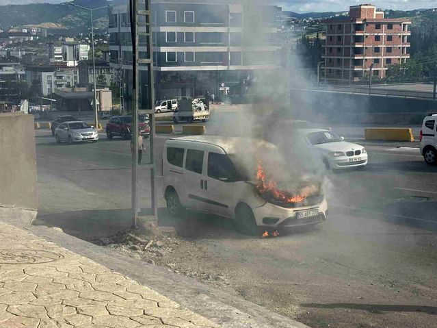 Vatandaşlar kovalarla su taşıdı, araç yanmaktan kurtuldu