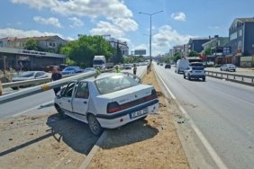 Bafra'da Aydınlatma Direğine Çarpan Araçta Sürücü Yaralandı