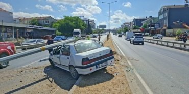 Bafra'da Aydınlatma Direğine Çarpan Araçta Sürücü Yaralandı