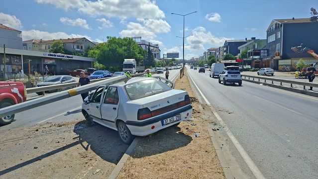 Bafra'da Aydınlatma Direğine Çarpan Araçta Sürücü Yaralandı