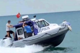 Dalgalara Kapılan Yüzücü Kurtarıldı - Son Dakika