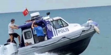 Dalgalara Kapılan Yüzücü Kurtarıldı - Son Dakika