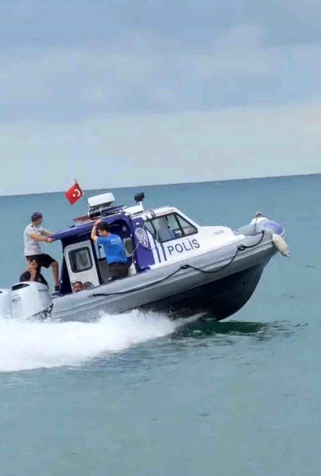 Dalgalara Kapılan Yüzücü Kurtarıldı - Son Dakika