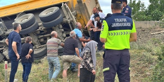 Kamyon Devrildi: Sürücü Hayatını Kaybetti