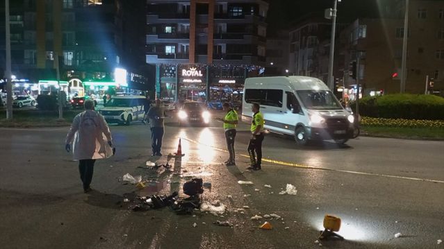Kamyonet-Motosiklet Çarpışması: 5 Yaralı