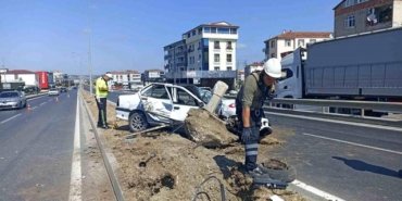 Samsun'da Kaza: Otomobil Aydınlatma Direğine Çarptı