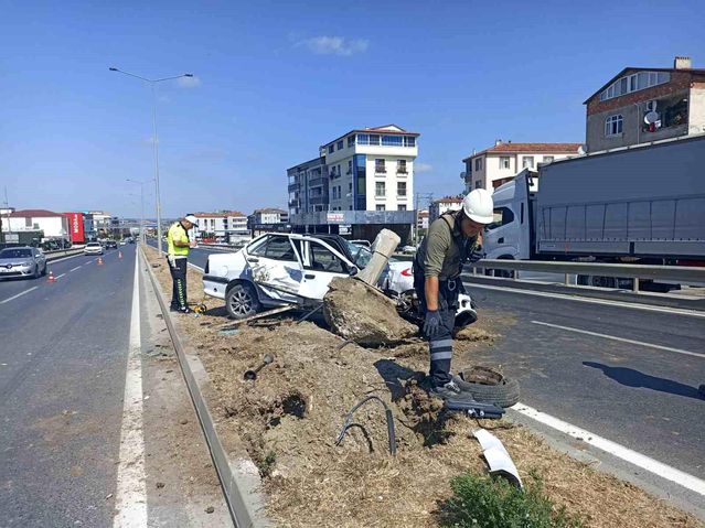 Samsun'da Kaza: Otomobil Aydınlatma Direğine Çarptı