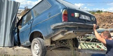 Vezirköprü'de Otomobil Fabrikaya Düştü - Son Dakika