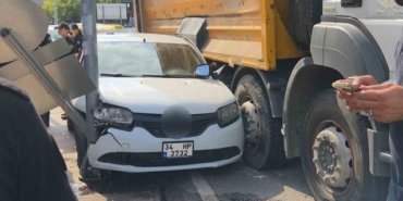 Kamyonun çarptığı otomobil direk ile kamyon arasında sıkıştı: 1 yaralı