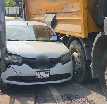Kamyonun çarptığı otomobil direk ile kamyon arasında sıkıştı: 1 yaralı