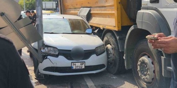 Kamyonun çarptığı otomobil direk ile kamyon arasında sıkıştı: 1 yaralı