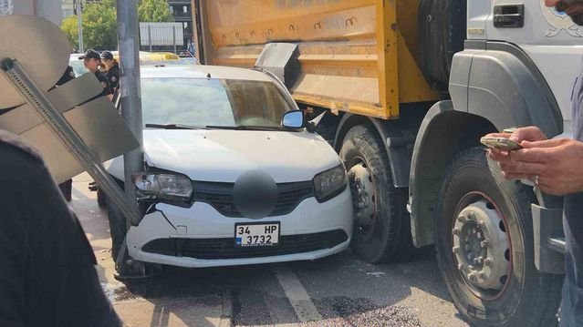 Kamyonun çarptığı otomobil direk ile kamyon arasında sıkıştı: 1 yaralı
