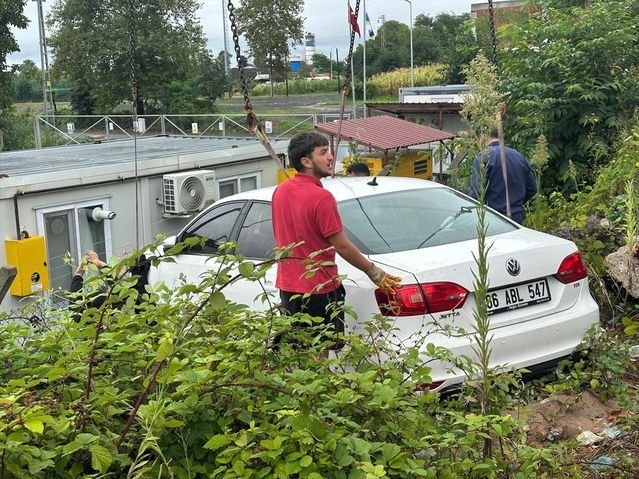 Kontrolden Çıkan Araç Doğal Gaz Alanına Girdi