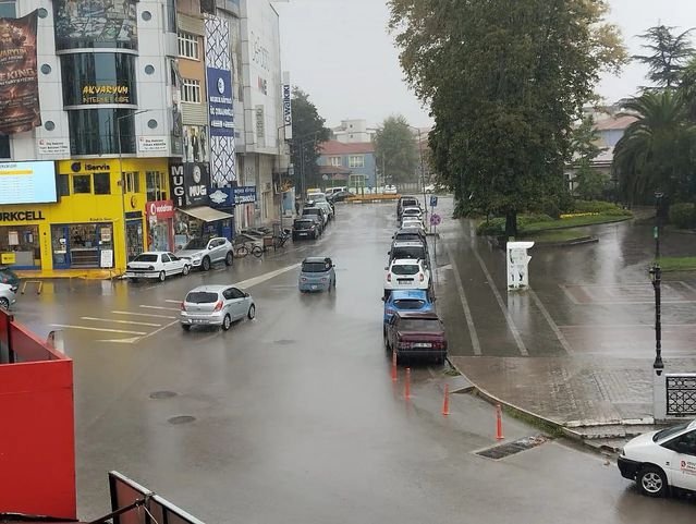 Samsun'da Sağanak Yağış Su Birikintilerine Neden Oldu