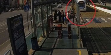 5 yaşındaki kız çocuğunu tramvayın altında kalmaktan son anda kurtardı