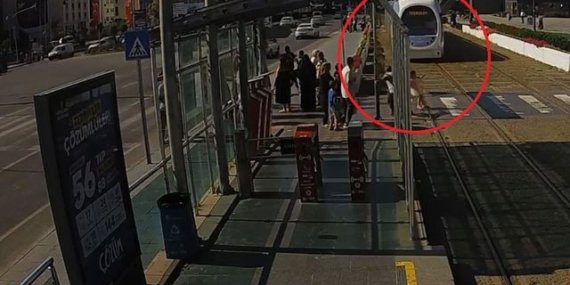 5 yaşındaki kız çocuğunu tramvayın altında kalmaktan son anda kurtardı