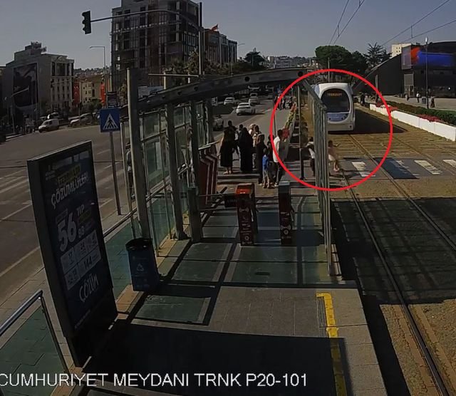 5 yaşındaki kız çocuğunu tramvayın altında kalmaktan son anda kurtardı