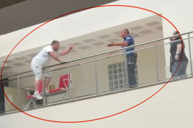 Adliyede intihar girişimi son anda engellendi! Yürekleri ağza getiren anlar kameraya yansıdı