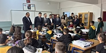 Alaçam'da 65 mahalledeki 16 okulda 1775 öğrenciye kırtasiye yardımı ulaştı