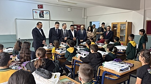 Alaçam'da 65 mahalledeki 16 okulda 1775 öğrenciye kırtasiye yardımı ulaştı