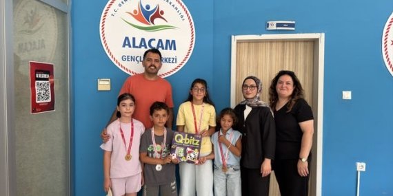 Alaçam'da Gençlik Yaz Okulu tamamlandı: öğrenciler zeka oyunları, ebru ve resimle eğlendi