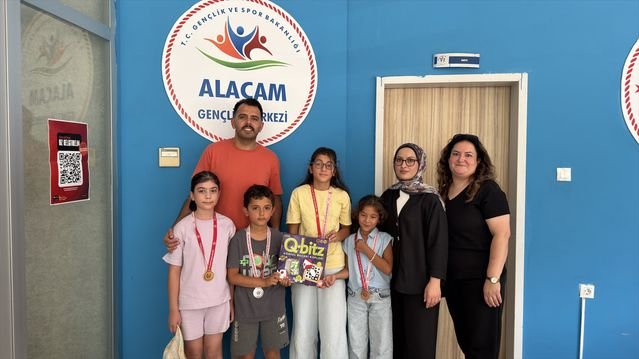 Alaçam'da Gençlik Yaz Okulu tamamlandı: öğrenciler zeka oyunları, ebru ve resimle eğlendi