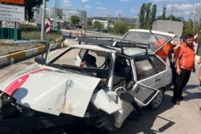 Amasya'da kontrolden çıkan otomobil levhalara ve bordürlere çarptı, 2 kişi yaralandı.