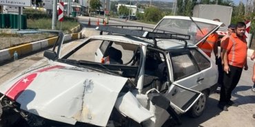 Amasya'da kontrolden çıkan otomobil levhalara ve bordürlere çarptı, 2 kişi yaralandı.