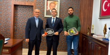 Ayvacık'ta okul bahçelerine pickleball sahası kurulması için çalışma başlatılacak