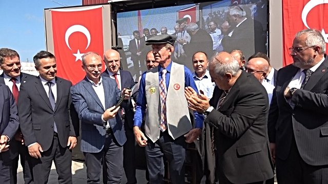 Bafra'da çeltik hasat şenliğinde ağalığı 400 bin liralık bağışla Osman Akbaş kazandı