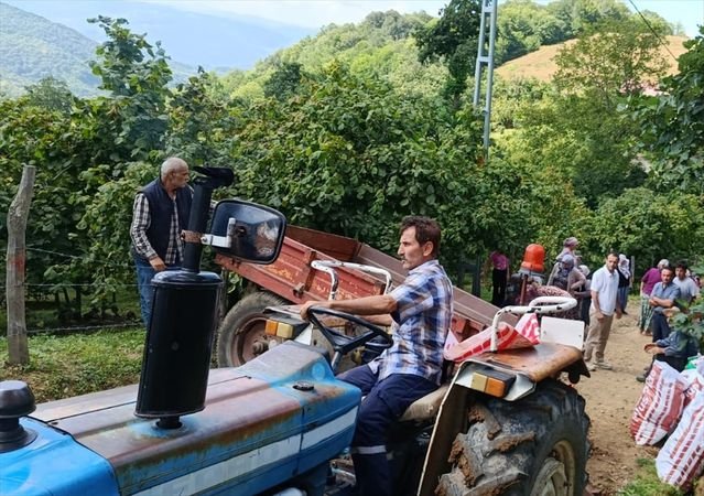 Bafra'da traktör römorkunun devrilmesi sonucu 6 kişi yaralandı