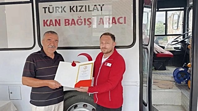 Boyabat'ta 35'inci bağışına altın madalya alan Doyum, 38'inci kez kan verdi
