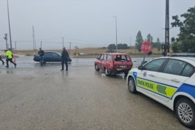 Çorum-Samsun kara yolunda iki otomobilin çarpışmasıyla 4 kişi yaralandı