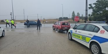 Çorum-Samsun kara yolunda iki otomobilin çarpışmasıyla 4 kişi yaralandı
