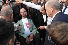 Cumhurbaşkanı Erdoğan’dan engelli gence duygulandıran jest: Otobüsü durdurup yanına gitti