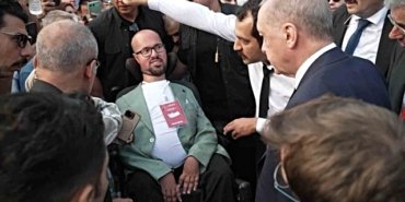 Cumhurbaşkanı Erdoğan’dan engelli gence duygulandıran jest: Otobüsü durdurup yanına gitti