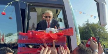 Gelin-damat düğün salonu yerine Tayyip Erdoğan’ı karşılamaya gittiler