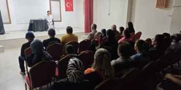 Hakan Akbaş, 3 yıl süren kemoterapide yazdığı oyunu sahneye taşıyor