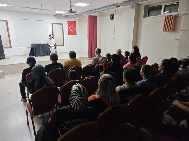 Hakan Akbaş, 3 yıl süren kemoterapide yazdığı oyunu sahneye taşıyor