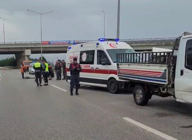 İddiaya göre Samsun Çarşamba'da kamyonetin traktöre çarpmasıyla 2 sürücü yaralandı.