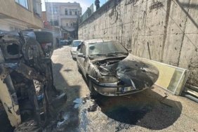 Pikap 5 metreden sokağa uçtu: 2 yaralı