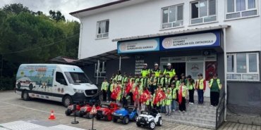 Samsun Alaçam'da jandarma, mobil araçla öğrencilere trafik güvenliğini anlattı