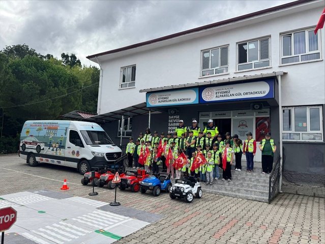 Samsun Alaçam'da jandarma, mobil araçla öğrencilere trafik güvenliğini anlattı