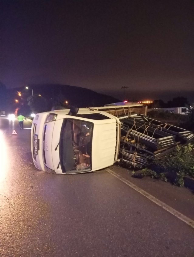 Samsun Atakum'da kamyonetle çarpışan otomobildeki 4 yaralı hastaneye kaldırıldı.